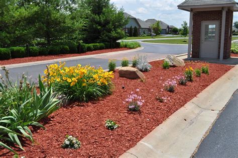 how to landscape with mulch