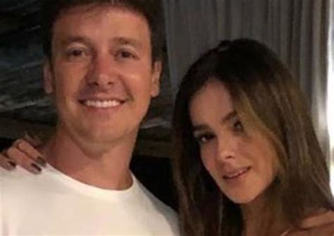 Rodrigo faro é um apresentador, ator e cantor brasileiro. Rodrigo Faro relembra foto antiga com a esposa e ...
