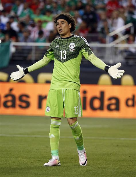 Ochoa quickly demonstrated his skill and talent in goal, and the young goalkeeper was thrust into the spotlight to replace injured veteran adolfo ríos. Guillermo Ochoa, presa de redes sociales