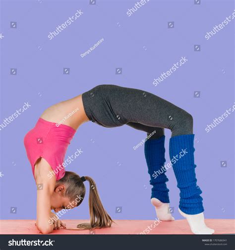 Flexible Healthy Young Woman Bending Over库存照片1707686941 Shutterstock