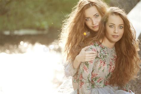 Deux Jeunes Belles Filles Hippies Photo Stock Image Du Nature
