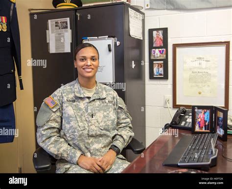 Us Army 1st Lt Lauran Glover 26 The First Female Commander To