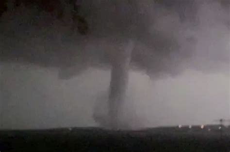 Tornado severs power, destroys buildings in Dallas, Texas