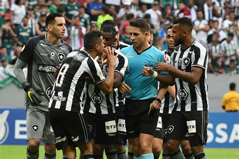 Palmeiras treina hoje sem a presença do goleiro weverton, dispensado por motivo do falecimento de sua mãe. Botafogo x Palmeiras: presidente do STJD determina que CBF ...