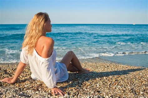 La Bella Ragazza Si Siede Ed Osserva Al Mare Immagine Stock Immagine