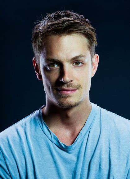 He has watched the first 'robocop' movie around 15 to 20 times. Joel KINNAMAN : Biographie et filmographie