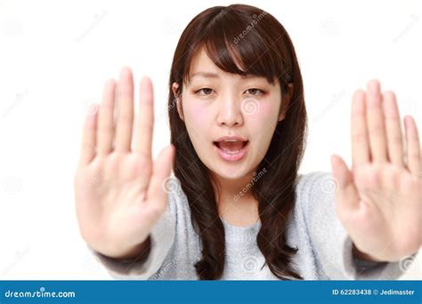 mujer japonesa joven que hace gesto de la parada foto de archivo imagen de persona dolor