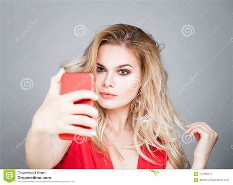 Młoda Piękna Kobieta Robi Selfie Fotografii Na Smartphone Obraz Stock Obraz Złożonej Z Robi