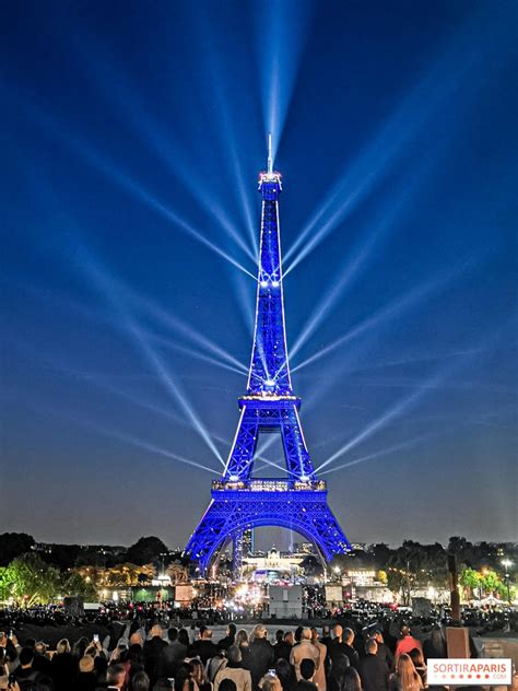 La Tour Eiffel Fête Ses 130 Ans Avec Son Spectacle Son Et Lumière Photos Et Vidéo Lumiere