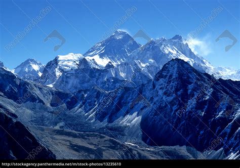 Wie heißt das gebirge, das die grenze zwischen europa und asien bildet? natur blau berge schnee berg gebirge blick panorama - Stockfoto - #13235610 - Bildagentur ...