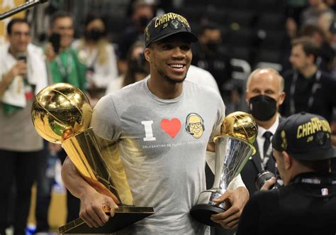 Analyst Predicts Giannis Antetokounmpo Winning Titles Elsewhere