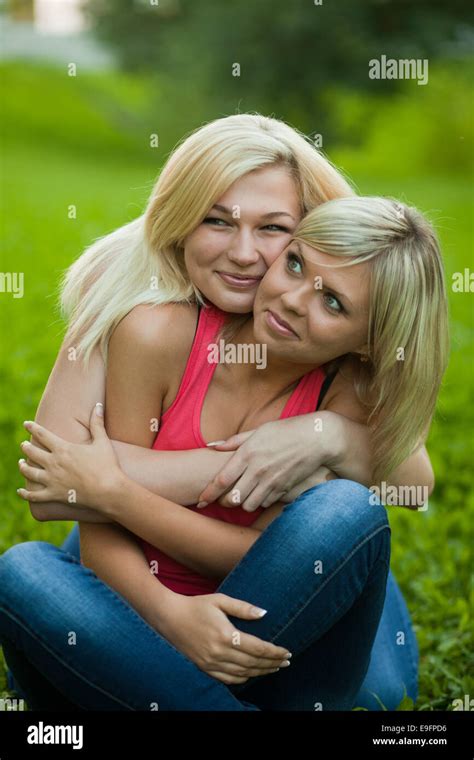 Abrazando Chicas Fotografías E Imágenes De Alta Resolución Alamy