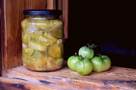 Quick Pickled Green Tomatoes