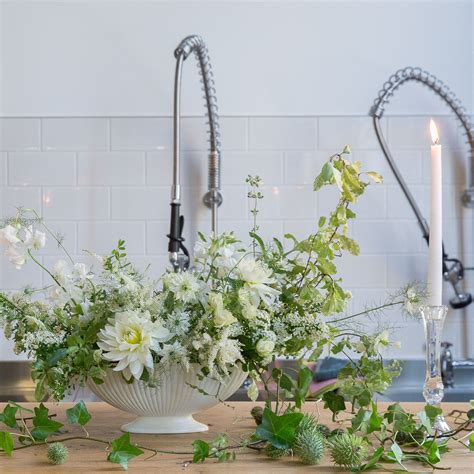 Pure White Arrangement In 2021 Flower School Constance Spry Flower Urn