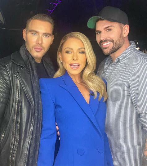 Lives Kelly Ripa Goes Full Glam And Switches Up Her Look With Rare New