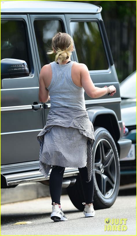pregnant hilary duff braves the heatwave for a workout photo 4111554 hilary duff pregnant