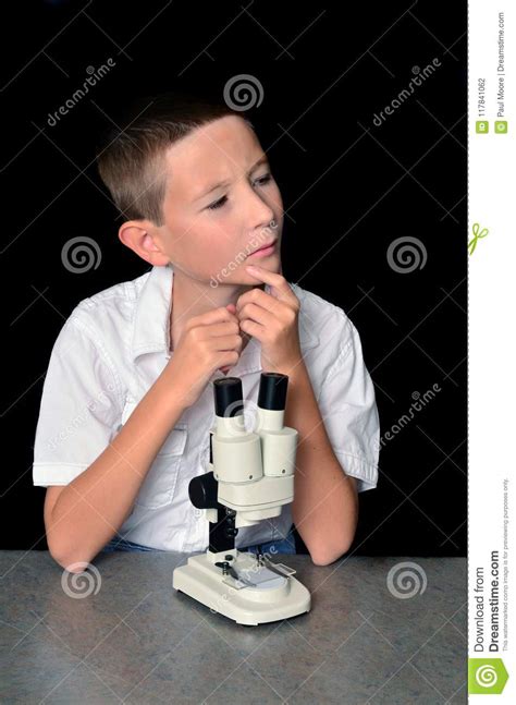 Muchacho Joven Que Usa Un Microscopio Foto De Archivo Imagen De Tubo