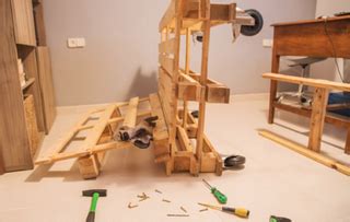 Il divano poteva anche avere una sola spalliera laterale, cioè un unico bracciolo, esso serviva infatti sovente erano ornati da statuine di animali fantastici, o putti. Realizzare Spalliera Divano : Tutorial Divano In Pallet ...