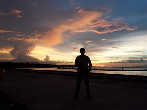 Gambar wanita di pantai sunset. 42+ Koleksi Gambar Orang Di Pantai Sore Hari | Pemandangan