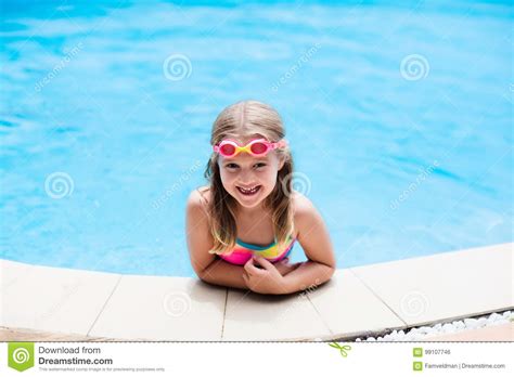 Bambino Con Gli Occhiali Di Protezione Nella Piscina Nuotata Dei Bambini Fotografia Stock