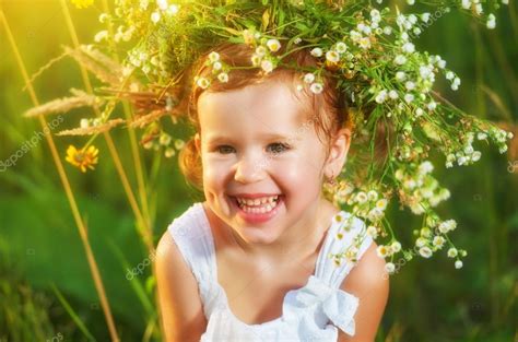 Divertido Bebé Feliz Niña En Una Corona De Flores En La Naturaleza