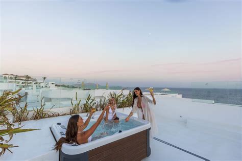 The Party Never Ends Jacuzzi Suite – Meraki Resorts