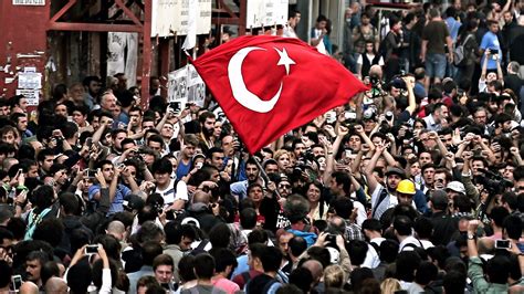 Turquie Une Manifestation Tourne L Affrontement Au Parc Gezi