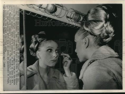 Press Photo Actress Maggie Wright Applies Makeup Before Show In Los Angeles Ebay