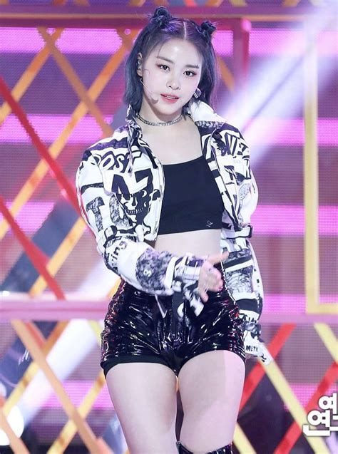 200314 Show Music Core Itzy 있지 Ryujin In 2020 Kpop Girls Fashion Itzy
