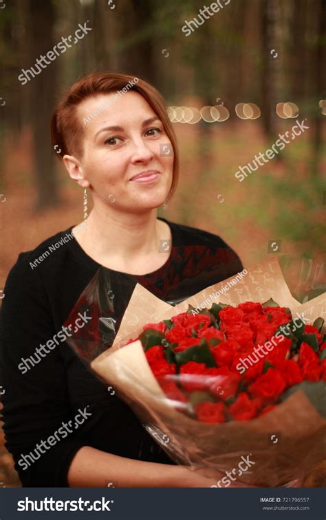Modern Young Woman Bouquet Red Roses Stock Photo 721796557 Shutterstock