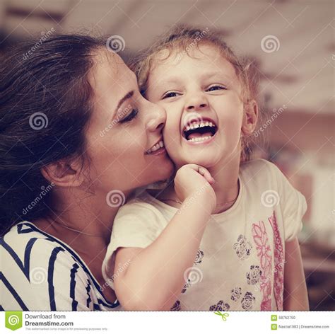 Madre Joven Hermosa Que Besa A Su Hija Linda Feliz Joying Foto De