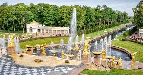 Das mittelfeld wird nachts hochgeklappt, um die passage von schiffen zu ermöglichen. St. Petersburg: Schloss Peterhof & Parks 5-stündige ...