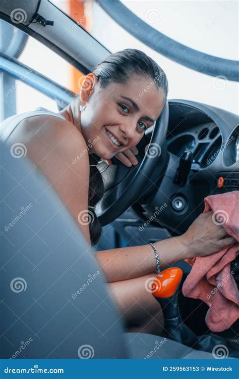 Foto Vertical De Uma Linda Garota Limpando O Interior De Um Carro Imagem De Stock Imagem De