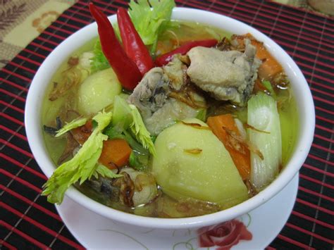 Mendengar namanya saja kita langsung bisa dibuat ngileh oleh sup ayam. Dari Dapur Maklong: Sup Ayam