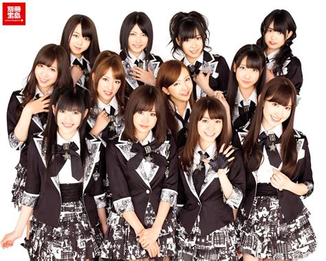 Dokoka de kibou no kane ga narihibiku. AKB48 -- SAKURA NO HANABIRATACHI - Maya Lestari