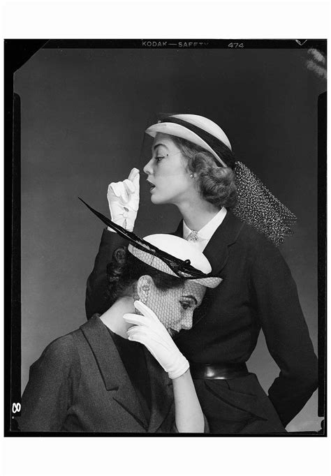 jean patchett with model wearing hats 1947 © gjon mili people photography vintage photography
