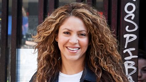 Shakira Just Dyed Her Hair Fire Engine Red — See The Photos Allure