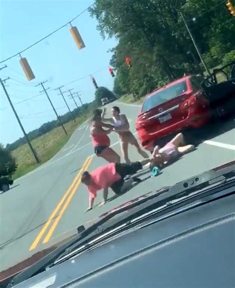 Video 5 Women Brawl In Middle Of Intersection