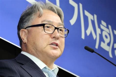 도쿄올림픽 야구 국가대표팀 최종 명단 (24명) 추신수, 오승환, 최정, 나성범, 강재민, 정은원, 안치홍, 양현종, 류현진, 김광현, 최지만 제외 도쿄올림픽 야구 국가대표 선발 야구 국가대표팀 감독에 김경문, "베이징올림픽 영광 되찾겠다"