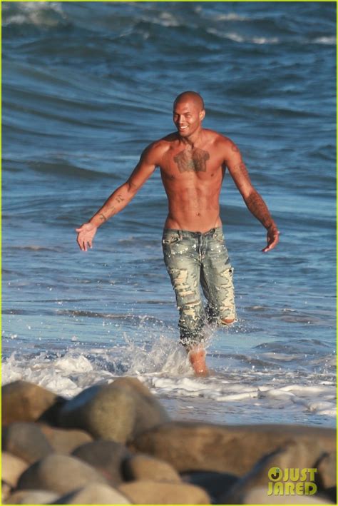Jeremy Meeks Looks Hot While Posing Shirtless At The Beach Photo