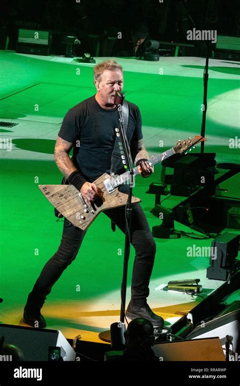 Milwaukee Wisconsin Usa 16th Oct 2018 James Hetfield Of Metallica