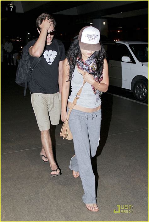 zac efron and vanessa hudgens lovey dovey at lax photo 383092 photo gallery just jared jr