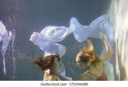 Two Beautiful Lesbian Girls Swimming Underwater Foto Stock