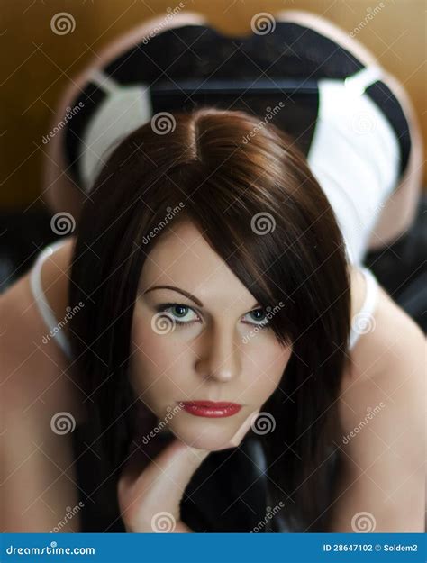 Mooi Vrouwelijk Gezicht Met Groot Haar En Uiteinde Stock Foto Image Of Lichaam Aantrekkelijk