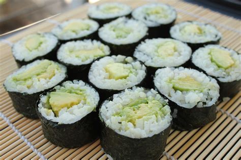 Sushi De Avocado Receita De Entradas E Aperitivos Clickgrátis