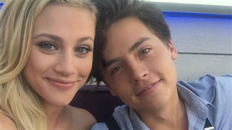 Riverdale Stars Cole Sprouse And Lili Reinhart Spotted Kissing At Comic Con Reportedly Dating