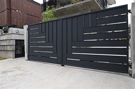 If you choose to add a modern gate with hidden lighting you will make the right choice. Gallery of House at Glenhill Saujana / Seshan Design - 8