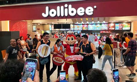 Jollibees Jolly Snaps Spreads Christmas Delight Across Cebu City