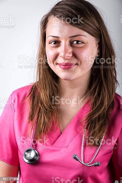 Dokter Wanita Muda Senang Potret Dengan Stetoskop Foto Stok Unduh