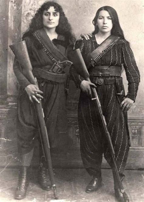 La Historia De Dos Mujeres Armenias Posando Con Sus Rifles Antes De Ir